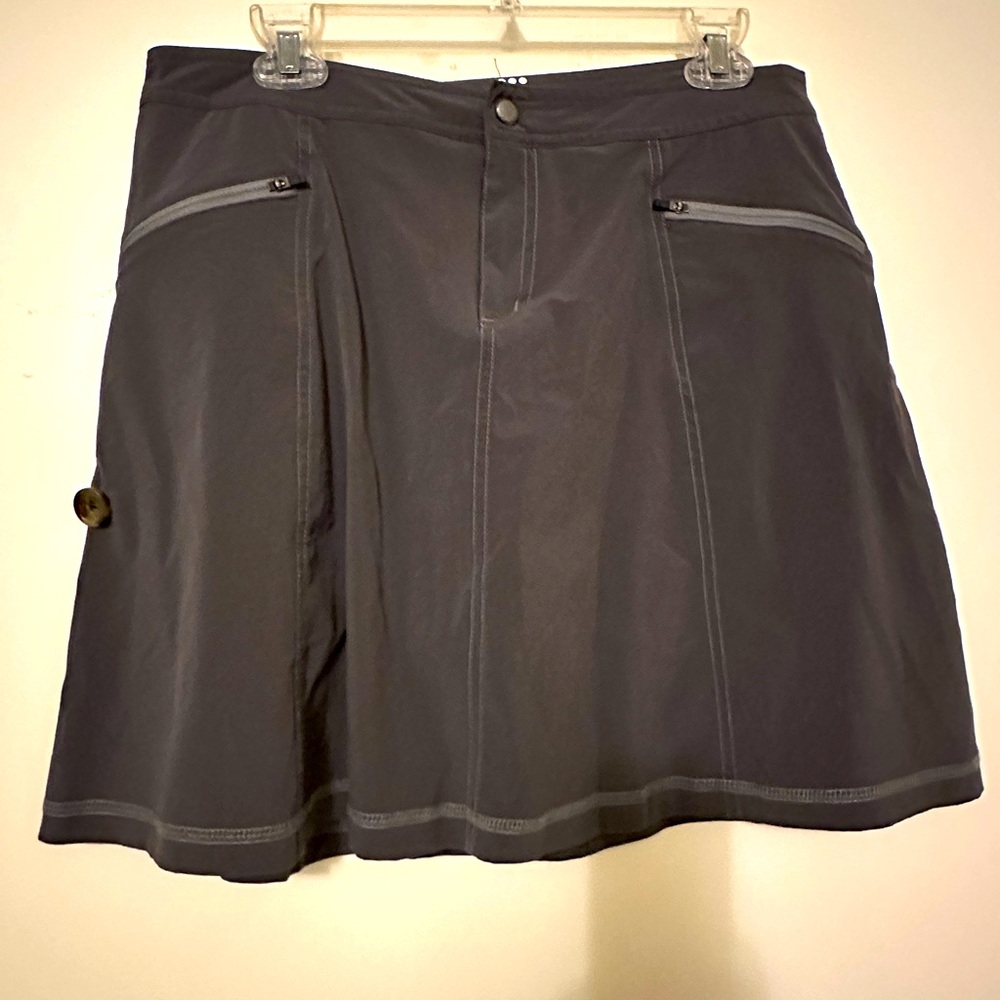 Title nine gray skirt.